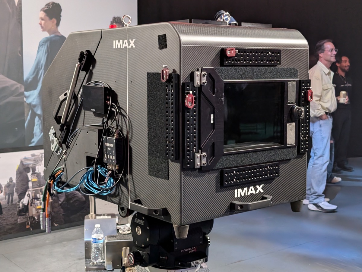 IMAX filmska kamera zatvorena u sivi zvučno izolovan oklop od karbona, postavljena na tešku glavu stativa